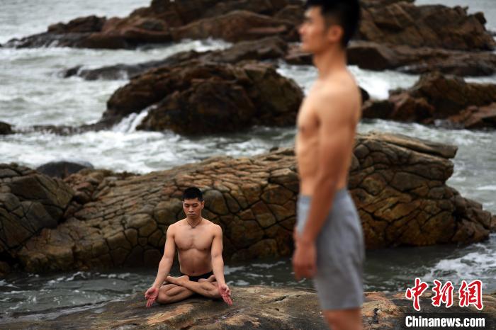 海边的瑜伽习练。　姬东 摄